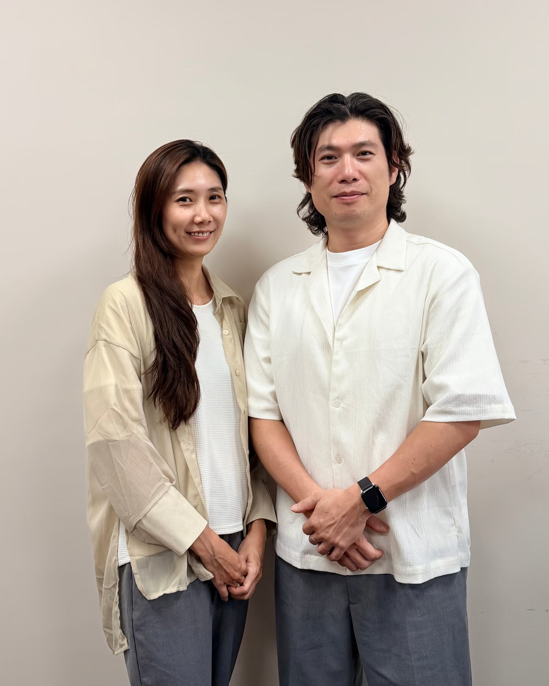 若晨兩位創辦人自然站立於米色牆面前