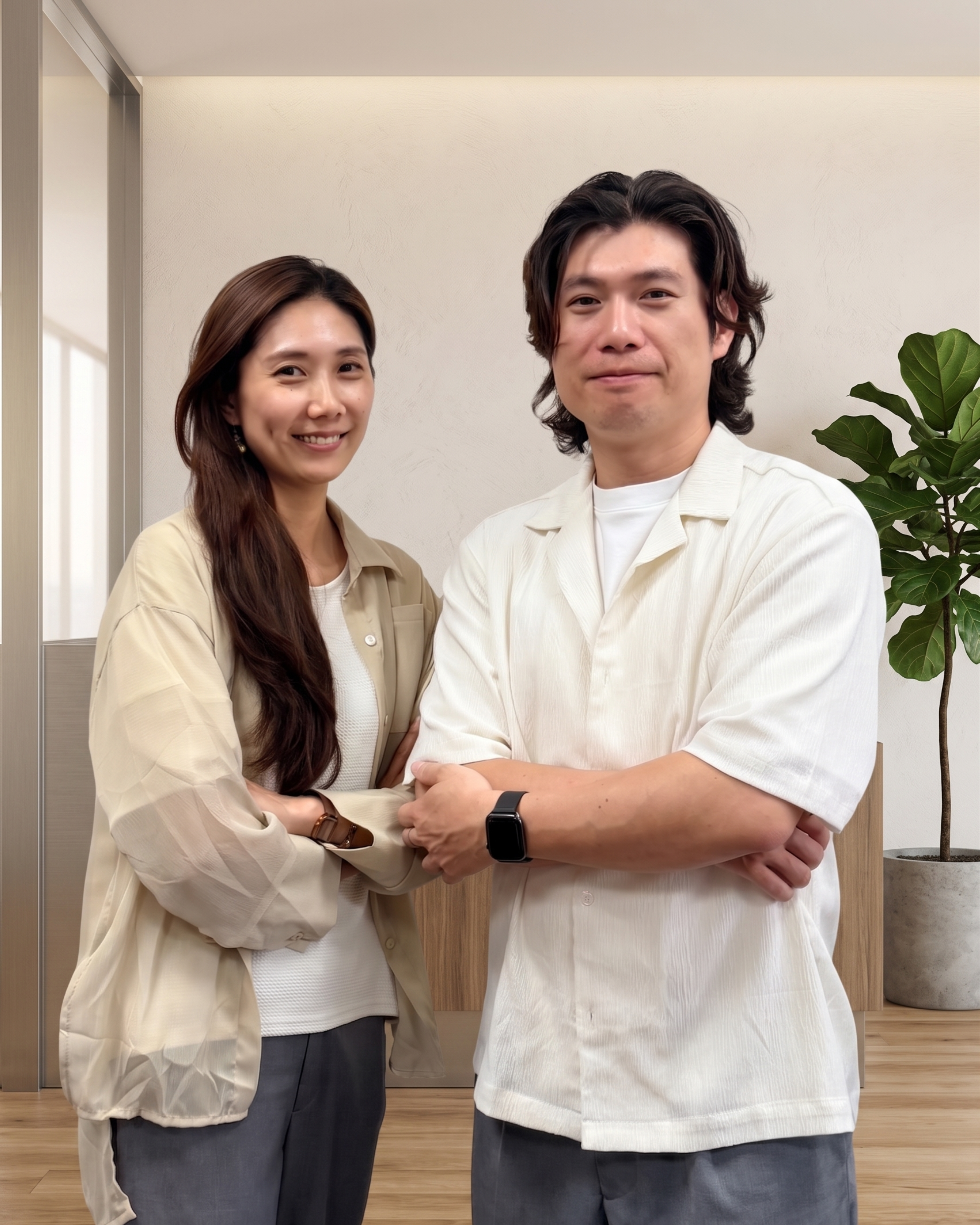 若晨共同創辦人 徐宛菱與邱耀儀，於明亮溫暖的空間中合影